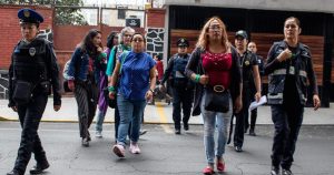 Policías custodian a feministas dentro de la UACM por acoso. Foto: María Fernanda Ruiz. 