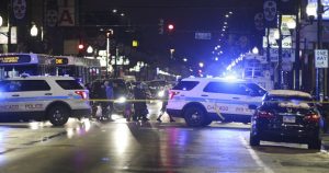 El hombre y la niña caminaban por la calle en el barrio Little Village en Chicago.  Foto: John J. Kim, AP/Chicago Tribune