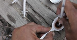 Un hombre prepara su inyección de heroína. Foto: Cuartoscuro. 