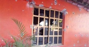 La fachada quedó parcialmente destrozada por los impactos detonados con fusiles AK 47 de los comúnmente llamados “cuerno de chivo”. Foto: Proyecto Puente