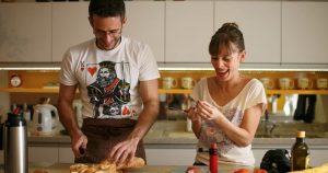 Cuando surgió la idea de llevar la cocina a YouTube, ambos buscaron en internet si alguien ya había puesto en práctica la idea de cocinar en lenguaje de señas portugués, pero solo encontraron un canal indio. Foto: Vice Media