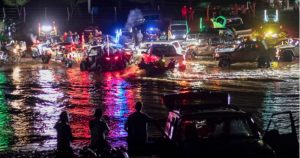 Cerca de 200 vehículos todoterreno estacionados en las riberas, con las luces encendidas, adornados con antenas brillantes, banderas y el estéreo a todo volumen. Foto: Marcos Vizcarra, Vice