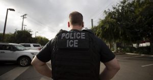 La mujer había conocido a Rodríguez en el 2006 después de que su hermano fuera arrestado por ingresar ilegalmente al país. Foto: AP. 