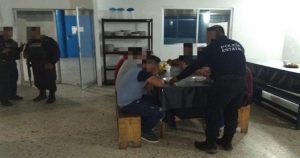 Las autoridades detuvieron a seis personas que transportaban a 15 migrantes. Foto: Vía Plumas Libres.