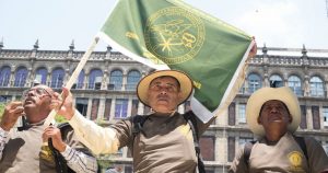 Integrantes y representantes de la Coordinadora Regional de Autoridades Comunitarias-Policía Comunitaria (CRAC-PC) de Guerrero protestaron afuera de la Suprema Corte de Justicia de la Nación (SCJN) en la Ciudad de México. Foto: Graciela López, Cuartoscuro