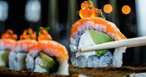 Repasamos algunos de los mejores canales, aplicaciones y plataformas online para aprender a preparar sushi. (Imagen ilustrativa) Foto: Marcu Ovidiu, EFE