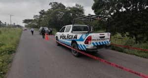 Los hechos se presentaron al interior de la patrulla 001 de la municipal de Tlalixcoyan cuando se dirigían a un auxilio sobre la carretera Tlalixcotyan-Ignacio de la Llave. Foto: Plumas Libres. 