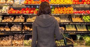 Si te preocupa el medio ambiente y quieres apostar por comer más sano y sostenible, existen algunos ingredientes que debes eliminar de tu lista de compras. Foto: EFE.