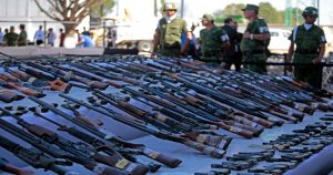 Arsenales militares son fuente de armas para pandillas y grupos criminales latinoamericanos. Foto: Fernando Carranza, Cuartoscuro.