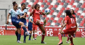 Los futbolistas ganan, en promedio, 155 veces el sueldo promedio de una mujer que también practica el deporte de manera profesional. Foto: Cuartoscuro.