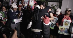 Claudia Joaquina de 43 años abrazó a su hermana Socorro Jaqueline de 39 años, a quien no veía desde hace 15 años. Foto: Francisco López Velásquez e Isaac Guzmán, Chiapas Paralelo. 