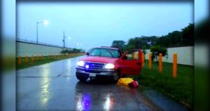El cuerpo sin vida del líder cetemista quedó tendido sobre la carretera, en tanto que el de la mujer permaneció en el interior de la camioneta. Foto: Especial vía Plumas Libres