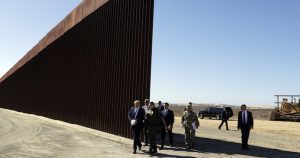 La administración Trump planean instalar cámaras web para transmitir en vivo la construcción del muro fronterizo. Foto: AP/Evan Vucci


