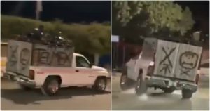 En la camioneta que se paseaba por las calles de la ciudad iban a bordo jóvenes portando armas de juguete. Foto: Especial.