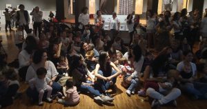 Mujeres protestan contra la discriminación por amamantar. Foto: Twitter @museoAmodernoMX
