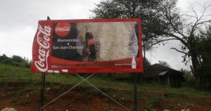 Los activistas comentaron que el agua  acaparada por la empresa Coca-Cola representa más de un millón 300 mil litros diarios en San Cristóbal de las Casas. Foto: Marcos Arana, Chiapas Paralelo