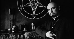 El satanismo laveysiano toma únicamente el nombre y la figura de Satán como una respuesta en contra de la teología cristiana. Nada tiene que ver con invocar al Diablo. Foto: Especial