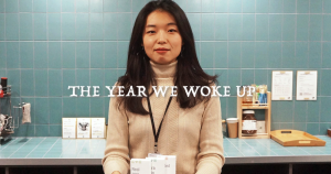 Gina Park, de 27 años, ayuda a las personas a detener la crueldad hacia los animales incluso en la cama. Foto: Junhyup Kwon, VICE.