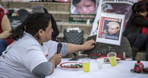 Familiares de Búsqueda Nacional en Vida por Nuestros Desaparecidos cerraron una semana de lucha en la Ciudad de México con una cena navideña que representó las sillas vacías en más de 40 mil hogares en el país. Foto: Heriberto Paredes, Pie de Página