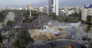 Policías y manifestantes se enfrentan durante protestas en Santiago de Chile, el lunes 4 de noviembre de 2019. Foto: Esteban Felix, AP