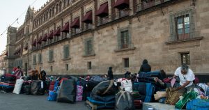 Campamento de desplazados por la violencia en Palacio Nacional. Foto: Galo Cñas, Cuartoscuro 