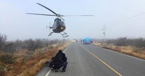 Autoridades asisten a uno de los miembros de la familia de Illinois que resultó herido durante la emboscada en Zacatecas, México. Foto: Telemundo/ SSC Zacatecas