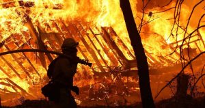 Se ha culpado ampliamente al equipo de transmisión de PG&E por haber provocado repetidamente incendios forestales, y la empresa de servicios públicos no ha impugnado los condenatorios resultados de investigaciones recientes.  Foto: Telemundo. 