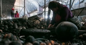 Los locatarios esperan que, en unos ocho días, puedan reinstalarse y recuperar las pérdidas. Foto: Galo Cañas, Cuartoscuro