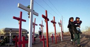 Cd. Juarez, Chihuahua/Noviembre de 2002. Familiares y amigos asisten al altar que se erigió en un lote algodonero en memoria de mujeres víctimas de feminicidio. Foto: Cuartoscuro/Archivo