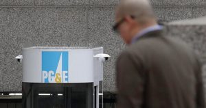 PG&E se enfrenta a tener que pagar posiblemente miles de millones de dólares en daños. En enero declaró la bancarrota, y la semana pasada anunció que había alcanzado un acuerdo multimillonario para compensar a las víctimas de incendios que se produjeron entre 2015 y 2018. Foto: Telemundo. 
