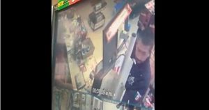 Un policía de Fuerza Metropolitana Estatal hurtó un bolso con once mil dólares. Foto: Captura de video
