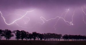 Una tormenta de relámpagos y rayos ilumina el cielo en la localidad de Petersdorf, en Alemania. (Imagen ilustrativa) Foto: EFE