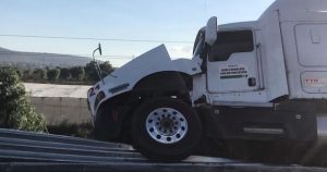 Al momento de los hechos el trailero trató de evitar el asalto e embistió la camioneta de los delincuentes. Foto: Plumas Libres