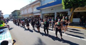 Más de un centenar de mujeres participó en el performance denominado "Un violador en tu camino" en Orizaba, Veracruz. Foto: Plumas Libres