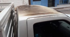 Las bombas fueron lanzadas en el toldo de una camioneta que estaba afuera de las instalaciones del medio. Foto: Pulso.