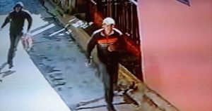 Los hombre huyeron con el dinero; ya los buscan. Foto: Captura de pantalla.