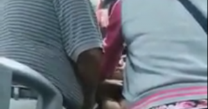 Al percatarse del hecho los pasajeros rodearon al agresor y llamaron a las autoridades. Foto: Especial