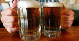 Beber cerveza podría tener algunos de los mismos beneficios que otros probióticos. Foto: AP 