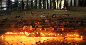 Fotos de las víctimas de feminicidio en Chiapas sobre las escaleras de la FGE. Foto: Andrés Domínguez