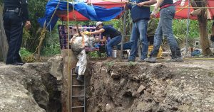 El equipo adaptó a un lado del tubo de acero una estructura de metal y una polea por donde es deslizada una cuerda. Foto: Nayra Rivera