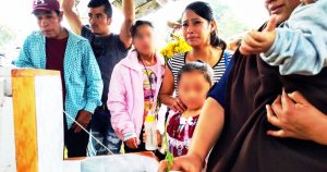 Alguien abre el féretro de la niña y expone su rostro, que muestra la marca de un disparo en la frente. Foto: Especial vía Blog Expediente