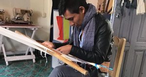 El diseñador logró llegar a NY para mostrar sus diseños. Foto: K'uxul Pok', Facebook 