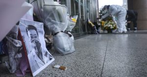 La gente dejó flores y otros objetos en la puerta del hospital de Wuhan, China, donde trabajaba Li Wenliang, el médico que se metió en problemas por hablar sobre el coronavirus. Foto: Chinatopix via AP
