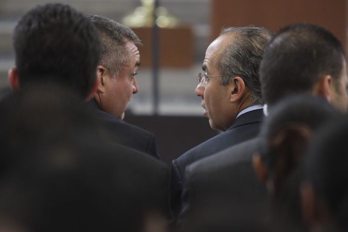 Calderón y García Luna en la firma del Decreto que expide la Ley General para prevenir, sancionar y erradicar los delitos en materia de trata de personas y para la protección y asistencia de las víctimas de delitos. Foto: Iván Stephens, Cuartoscuro