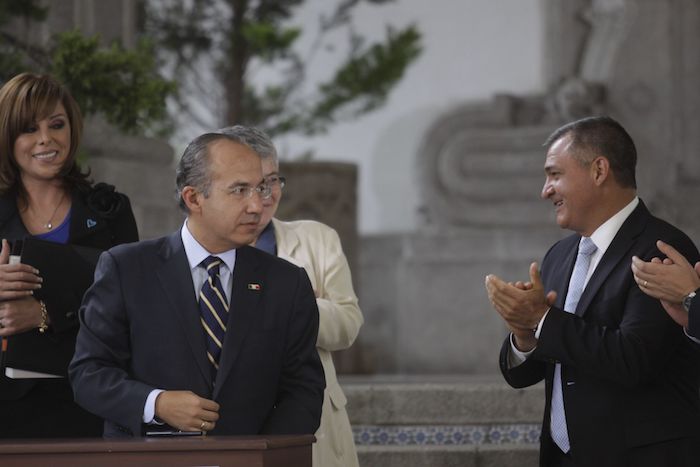 García Luna aplaude durante un evento con Felipe Calderón en 2012. Foto: Iván Stephens, Cuartoscuro