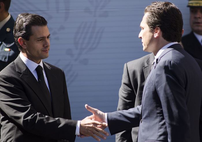 Emilio Lozoya da la mano a Peña Nieto. Foto: Cuartoscuro
