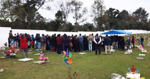 Los rezos iniciaron a las 04:40 de la tarde. Y 20 minutos después, el ataúd fue descendido a la tumba. Poco a poco caían las flores blancas y los puños de tierra. Foto: Paco de Luna, Plumas Libres 