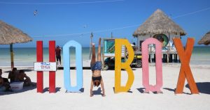 Turistas nacionales y extranjeros disfrutan de las arenas blancas en la isla de Holbox. Foto: Elizabeth Ruiz, Cuartoscuro