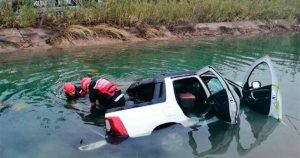 Al lugar acudieron servicios periciales para levantar los cuerpos. Foto: Especial