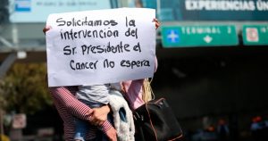 Madre de un niño con cáncer que falleció recientemente en Monterrey, México, culpa al desabasto de medicinas por el agravamiento de su hijo. Foto: EFE